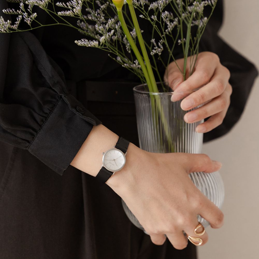 女性モデル（花と共に）