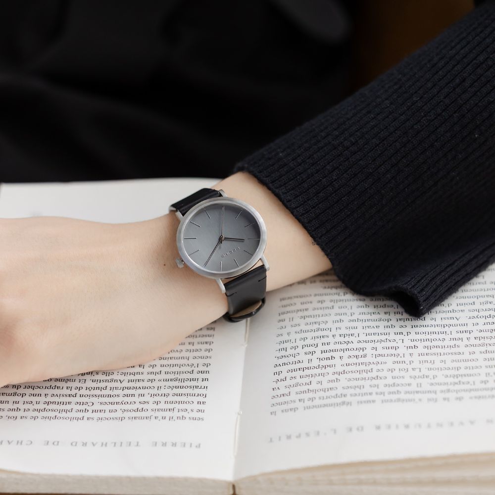 女性モデル（本と共に）